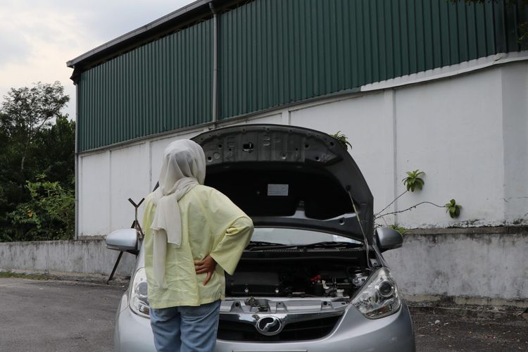 medium_car-breakdown-battery-replacement.jpg